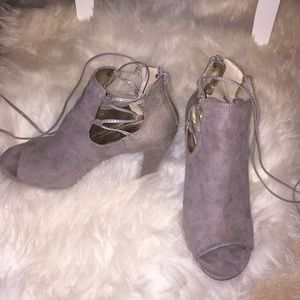 Super cute gray heels!